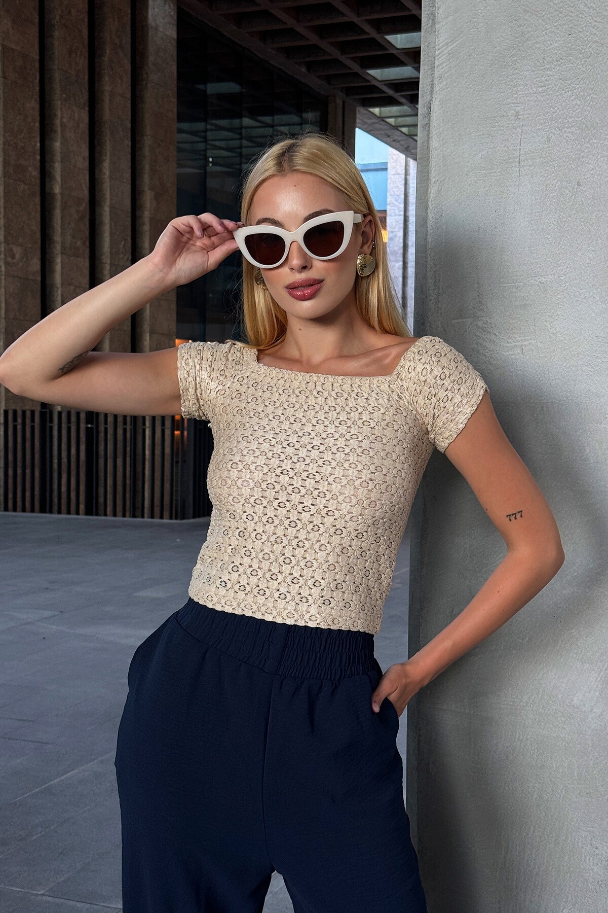 Bej Madonna Yaka Dokulu Bluz