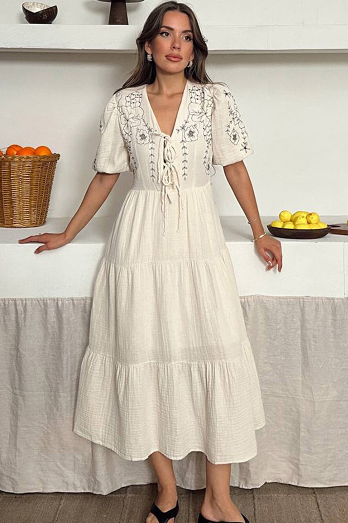 Bej Nakışlı Bağlama Detaylı Midi Boy Müslin Elbise