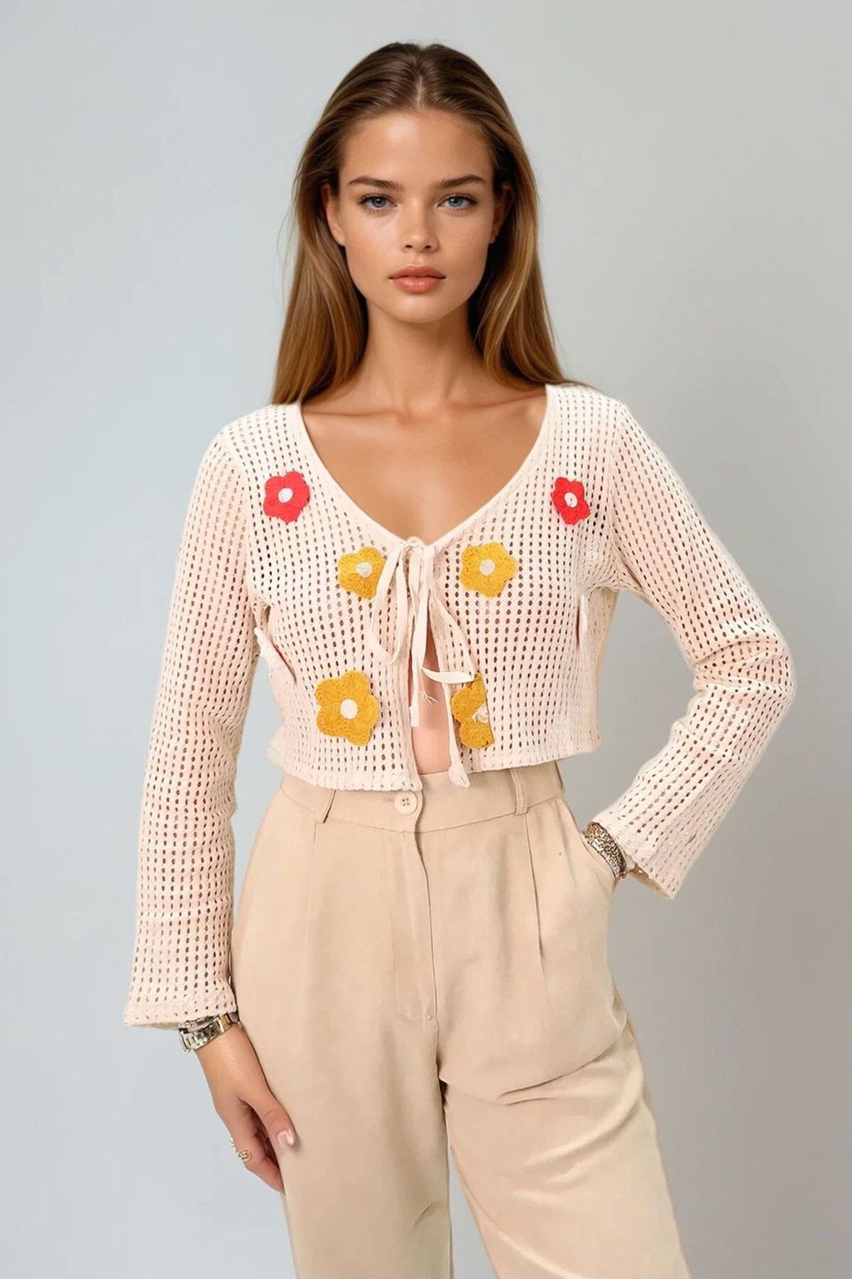 Bej Önü Bağcıklı Çiçek Motifli Kroşe Hırka