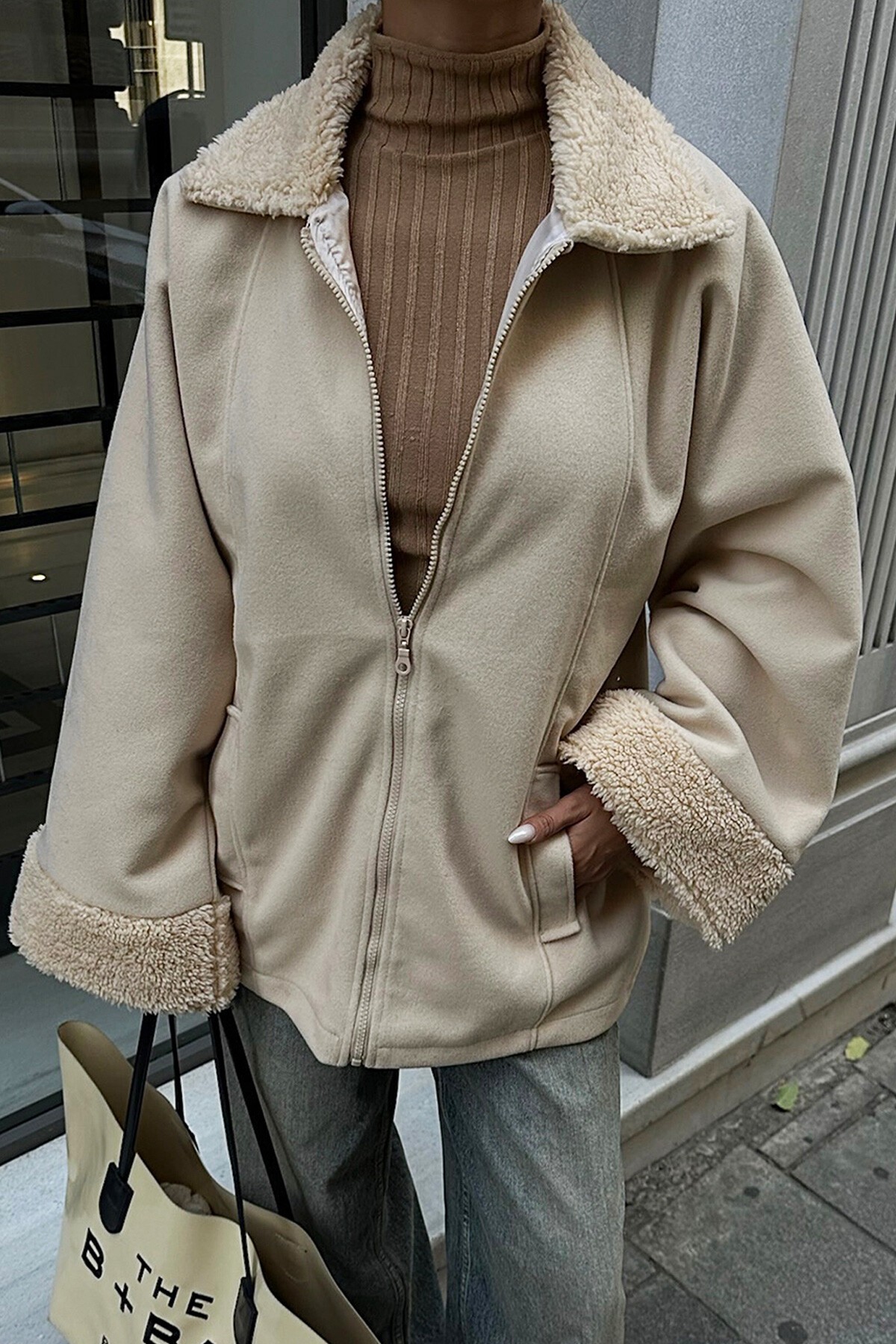 Bej Peluş Detaylı Kaşe Ceket