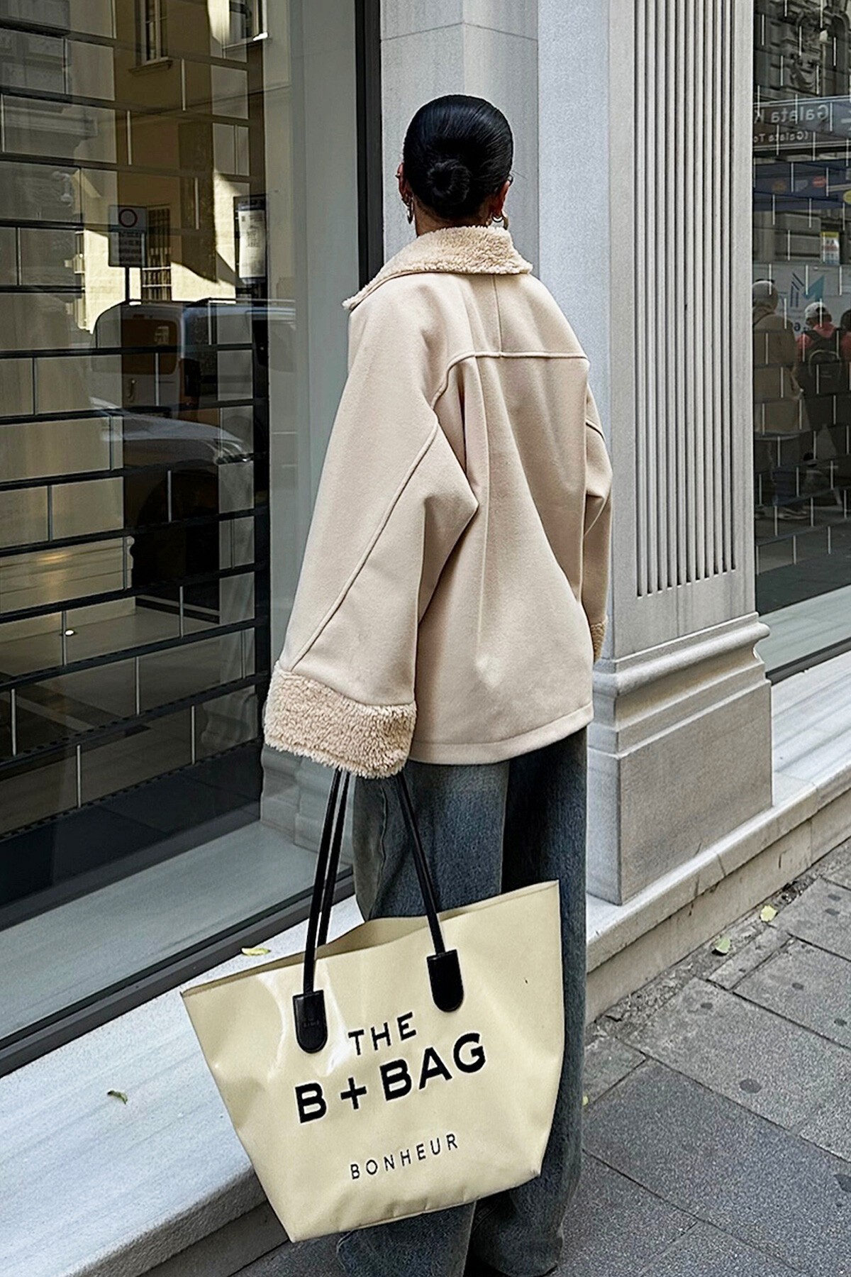 Bej Peluş Detaylı Kaşe Ceket