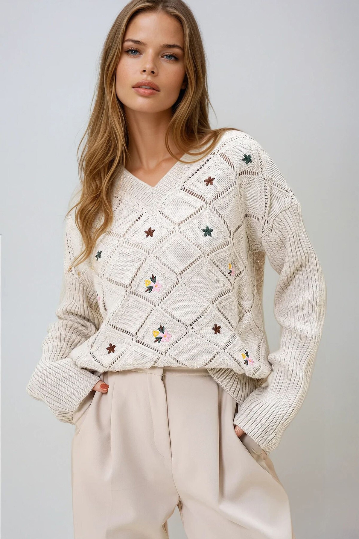 Bej V Yaka Baklava Desenli Çiçek Nakış İşlemeli Delik Ajurlu Triko Kazak