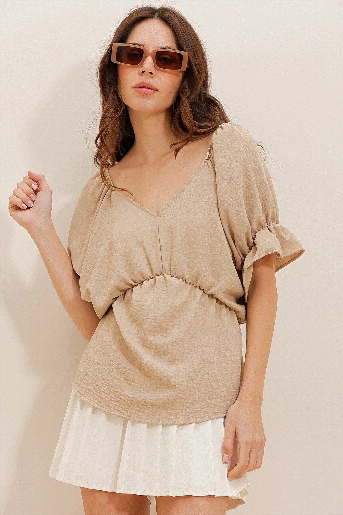 Bej V Yaka Kolları Volanlı Aerobin Bluz