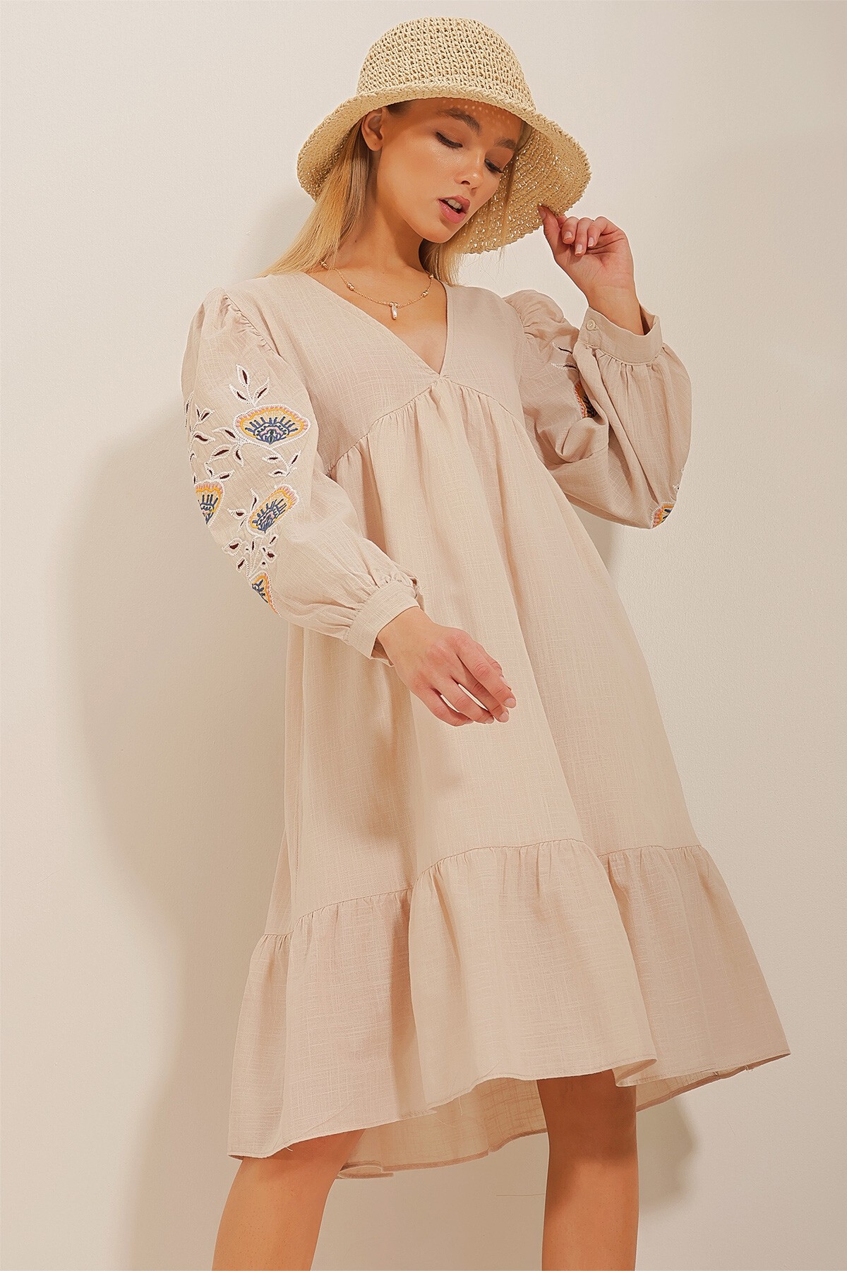 Bej V Yaka Kolu Nakışlı Keten Dokuma Elbise