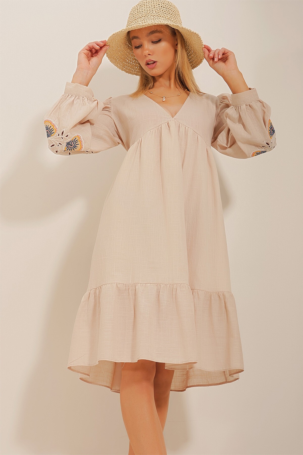 Bej V Yaka Kolu Nakışlı Keten Dokuma Elbise