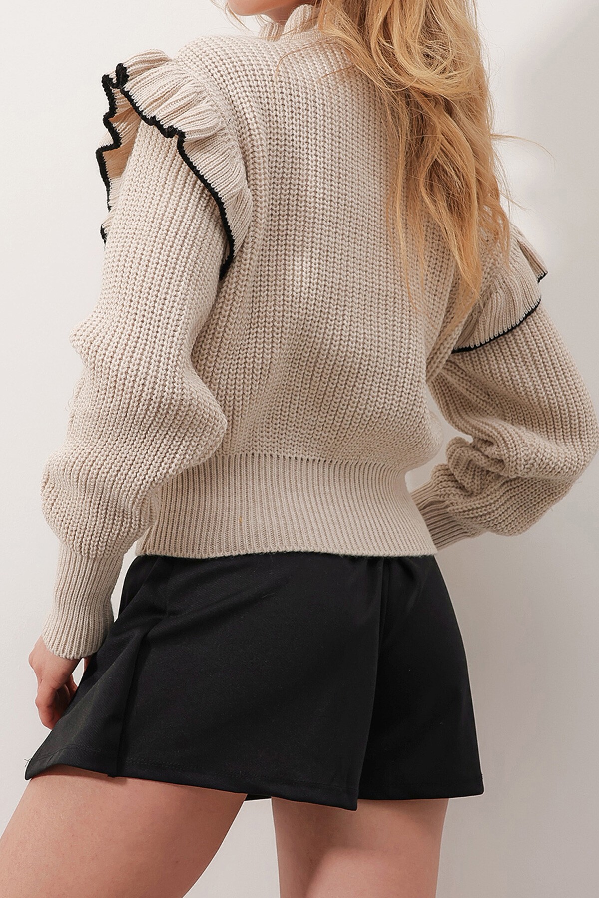 Bej Yaka Bağlama Detaylı Fırfırlı Selanik Örgü Crop Kazak