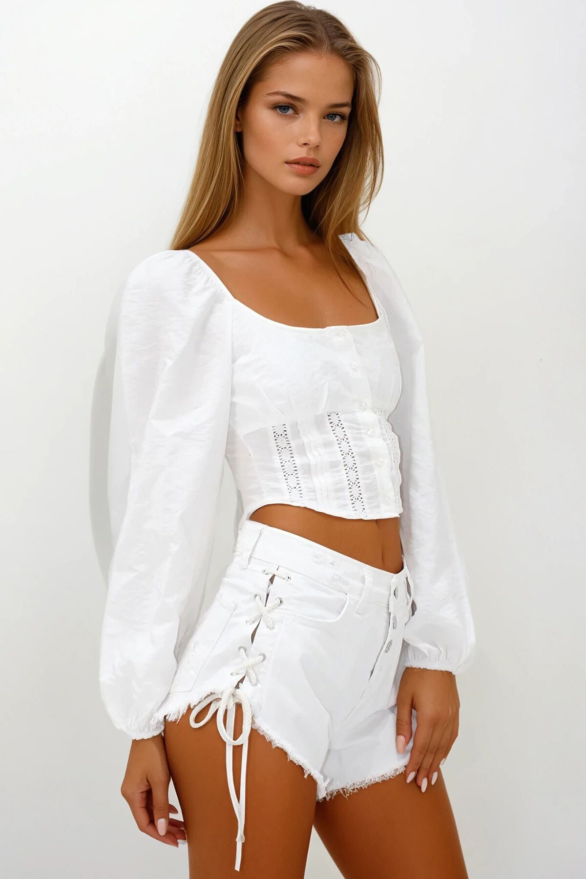 Beyaz 4 Cepli Bağcık Detaylı Püsküllü Kot Şort