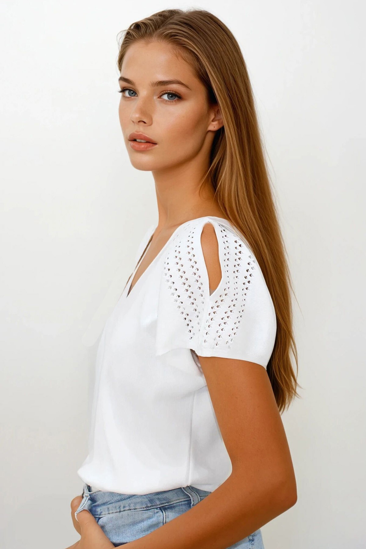 Beyaz Ajurlu Kolları Yırtmaç Detaylı Triko Bluz