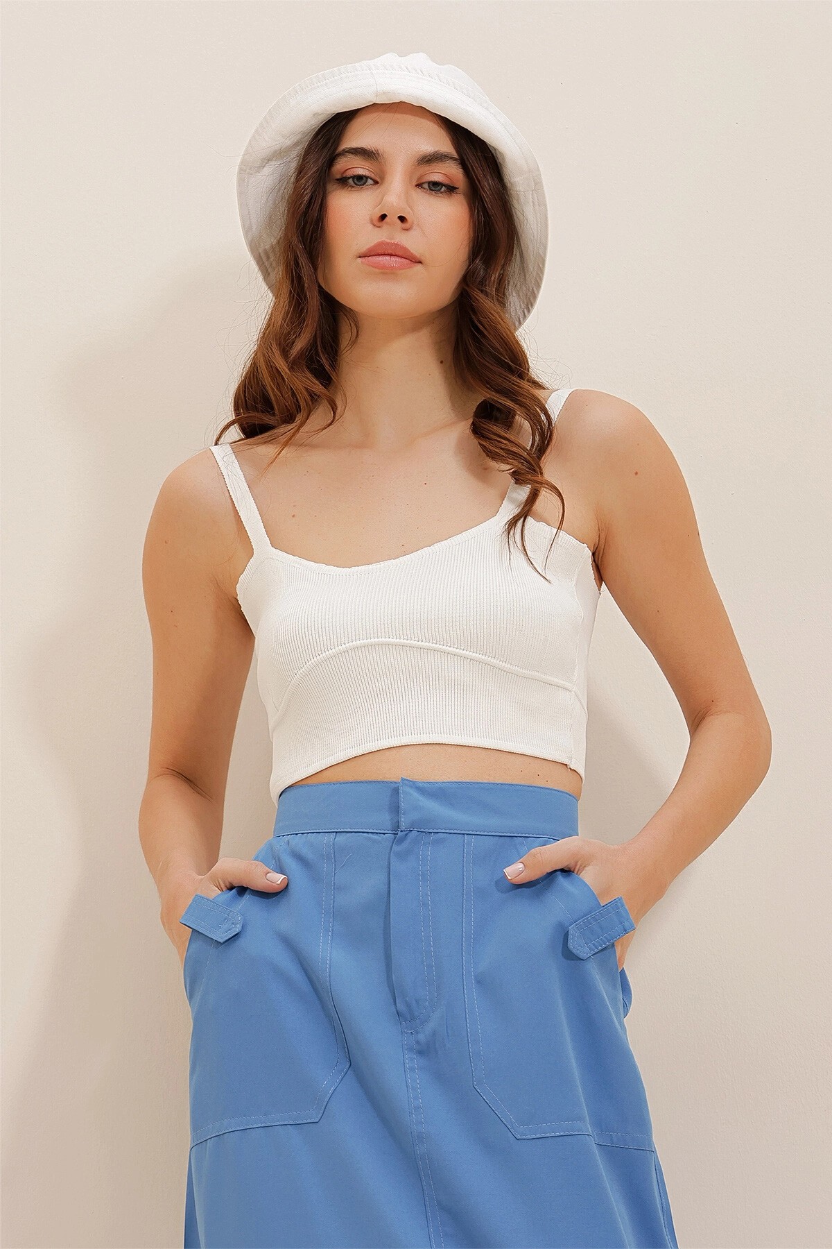 Beyaz Askılı Öpücük Yaka Crop Triko Bluz