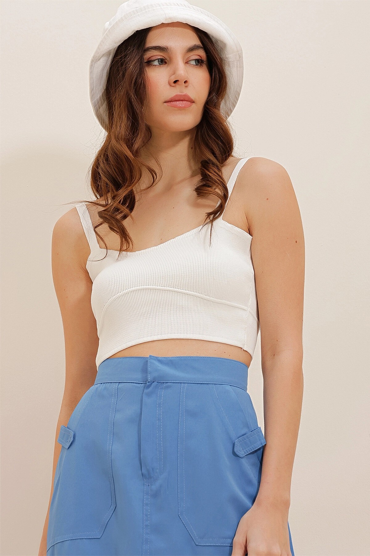 Beyaz Askılı Öpücük Yaka Crop Triko Bluz