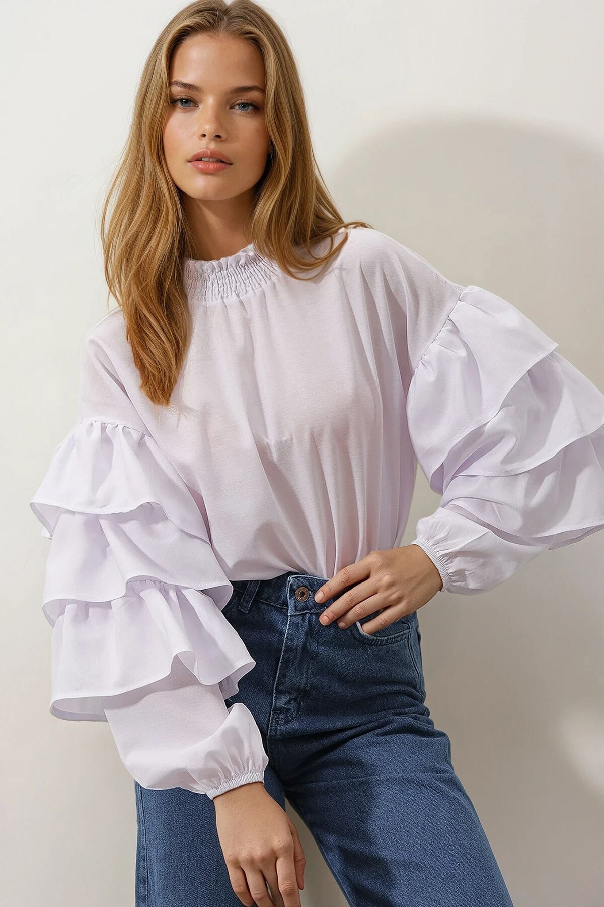 Beyaz Balıkçı Yaka Kolları Kat Volanlı Dokuma Bluz