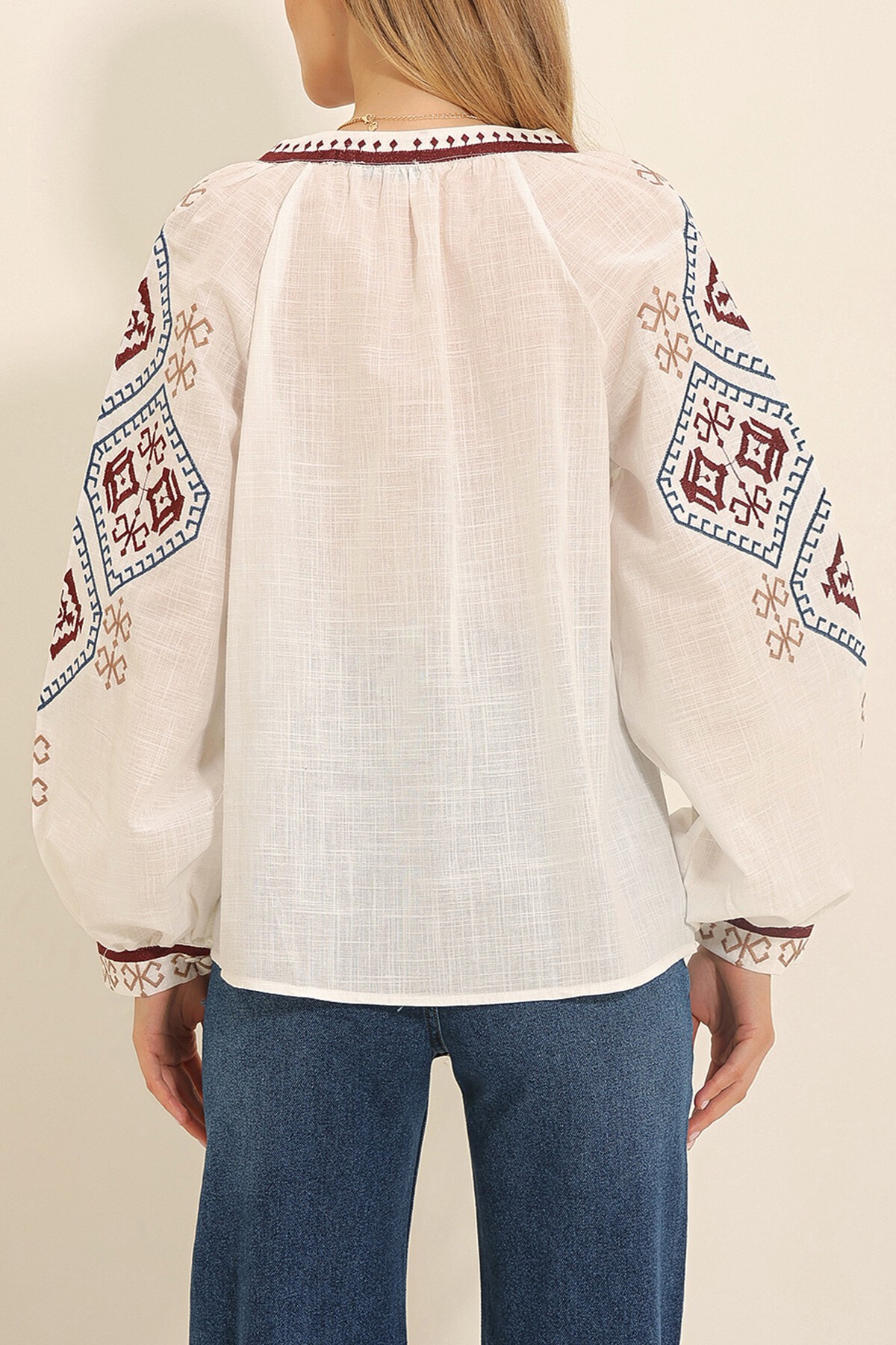 Beyaz Balon Kol Nakışlı Yakasız Gömlek