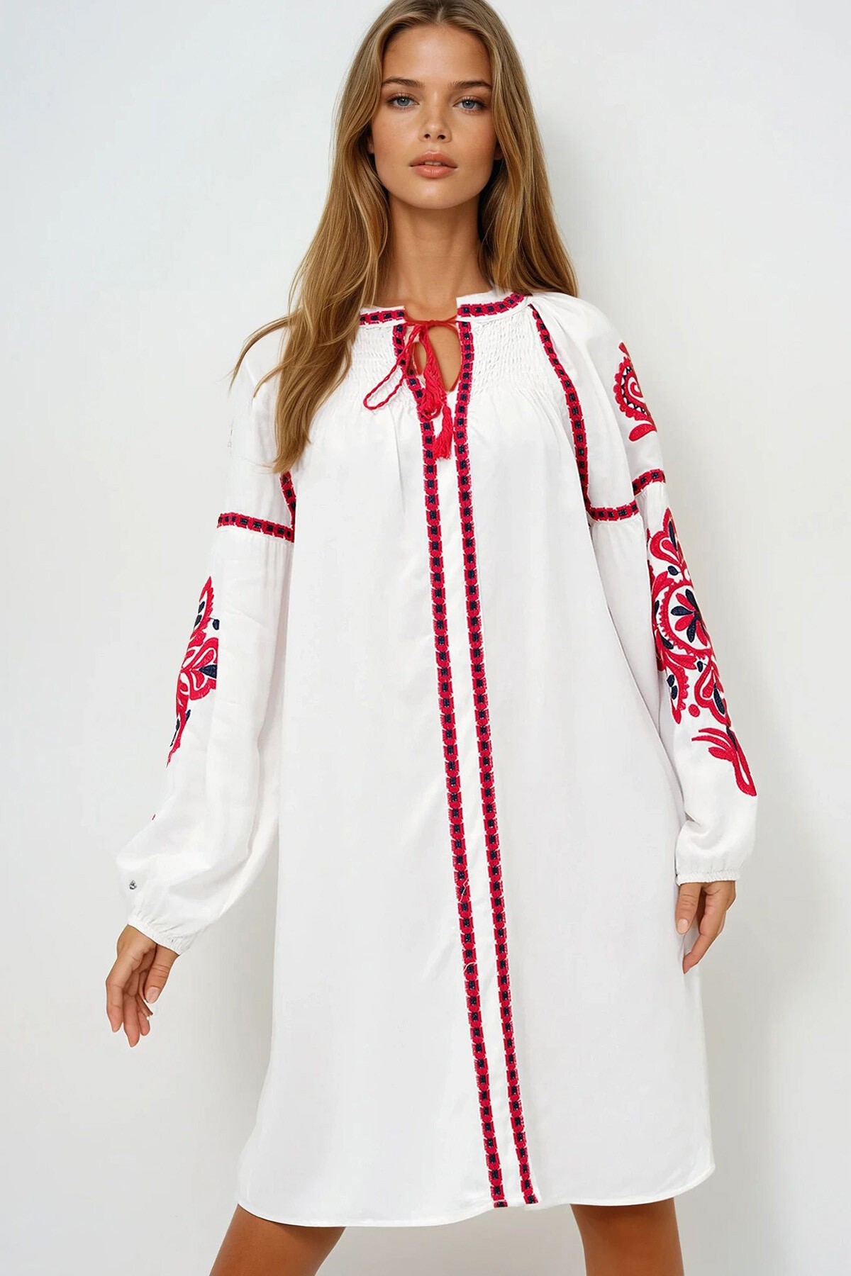 Beyaz Balon Kol Nakışlı Yazlık Midi Boy Elbise