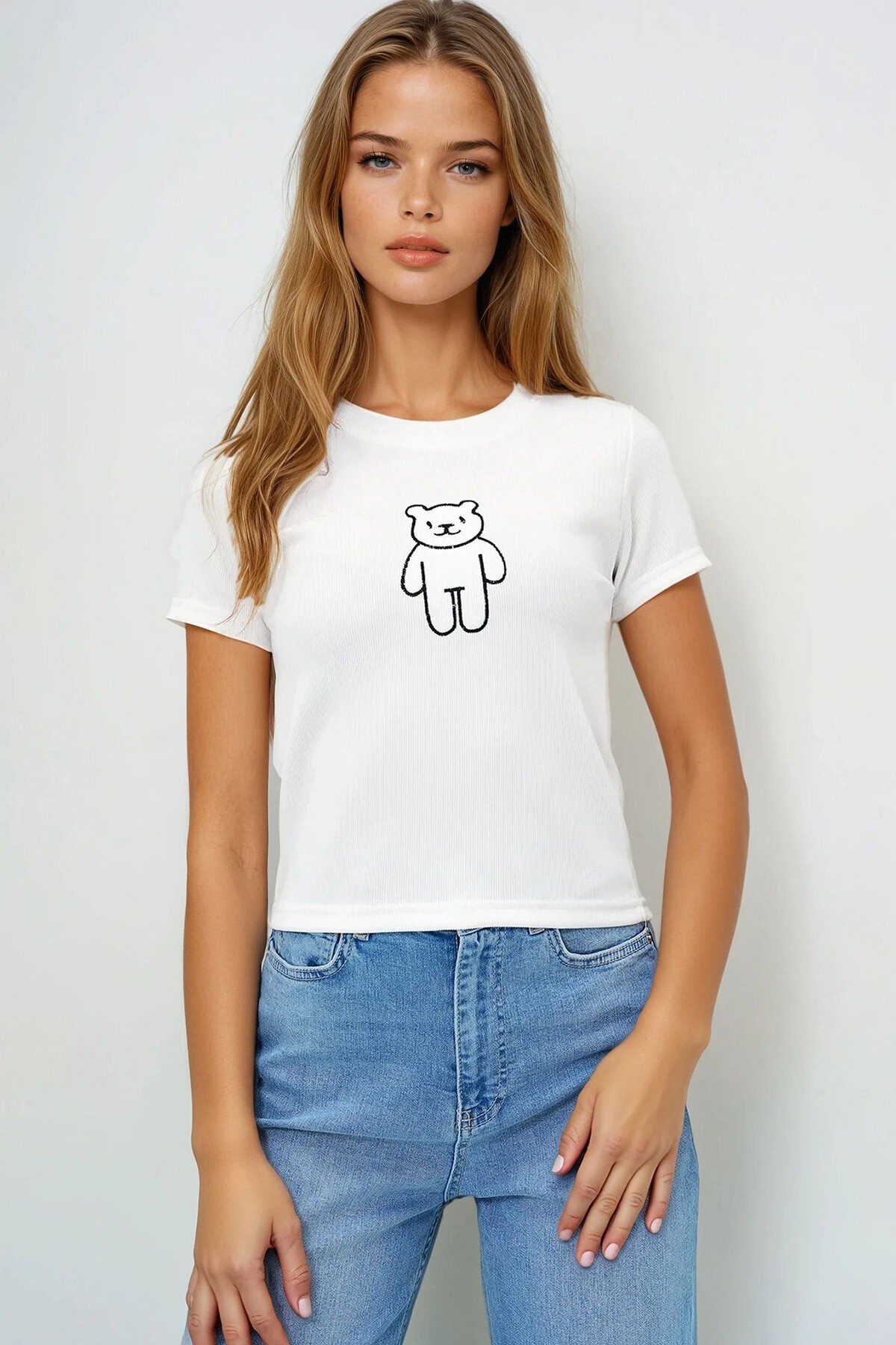 Beyaz Bisiklet Yaka Ayıcık Nakışlı Ottoban Crop T Shırt