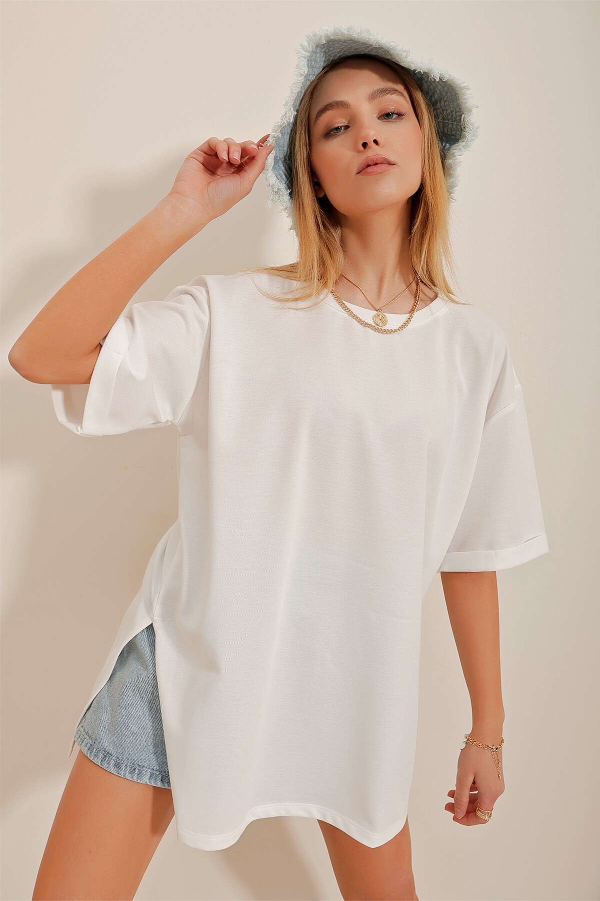 Beyaz Bisiklet Yaka Duble Kol İki İplik Yanı Yırtmaçlı Oversize T-Shirt