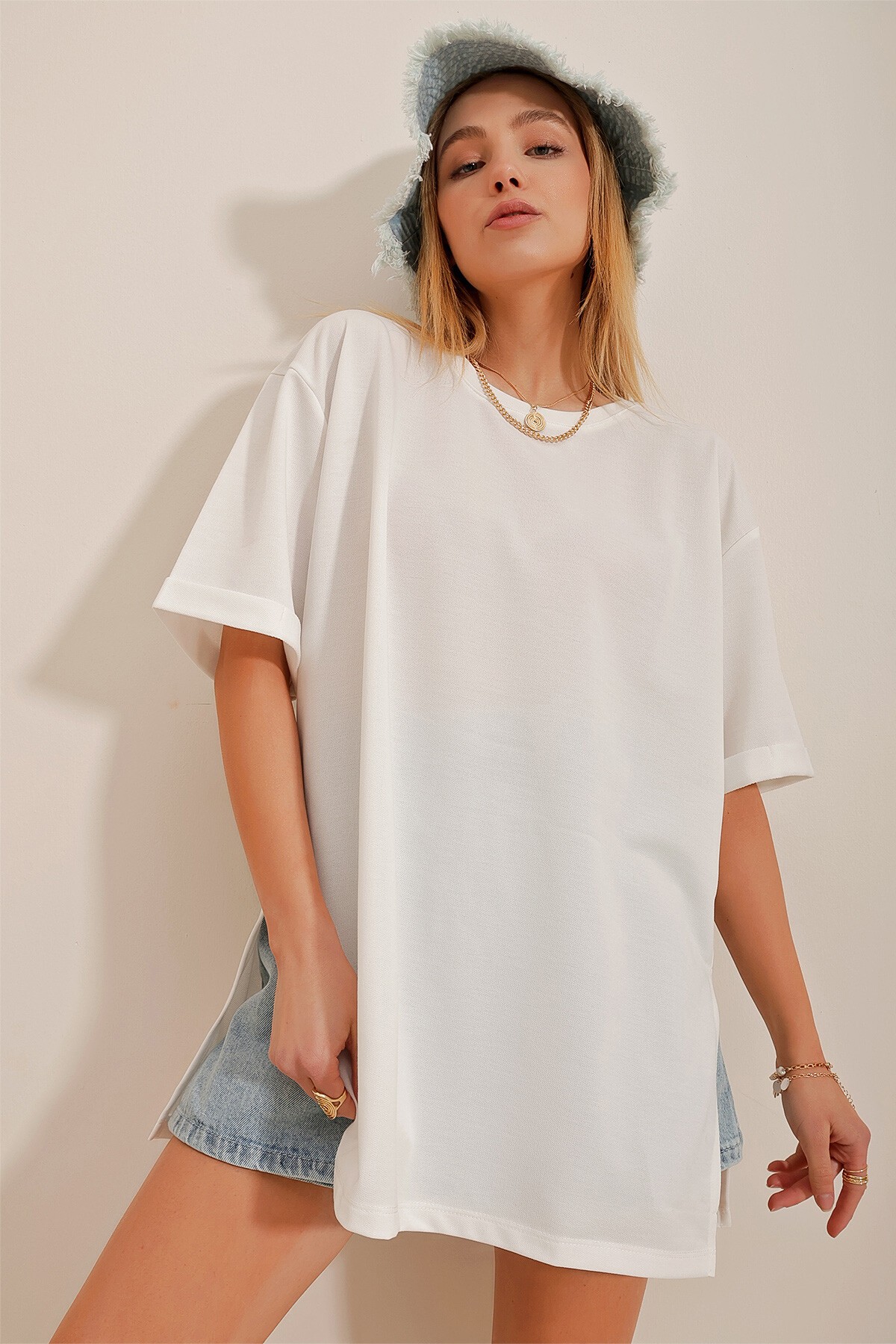 Beyaz Bisiklet Yaka Duble Kol İki İplik Yanı Yırtmaçlı Oversize T-Shirt