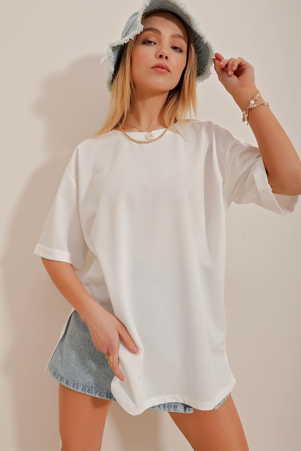 Beyaz Bisiklet Yaka Duble Kol İki İplik Yanı Yırtmaçlı Oversize T-Shirt