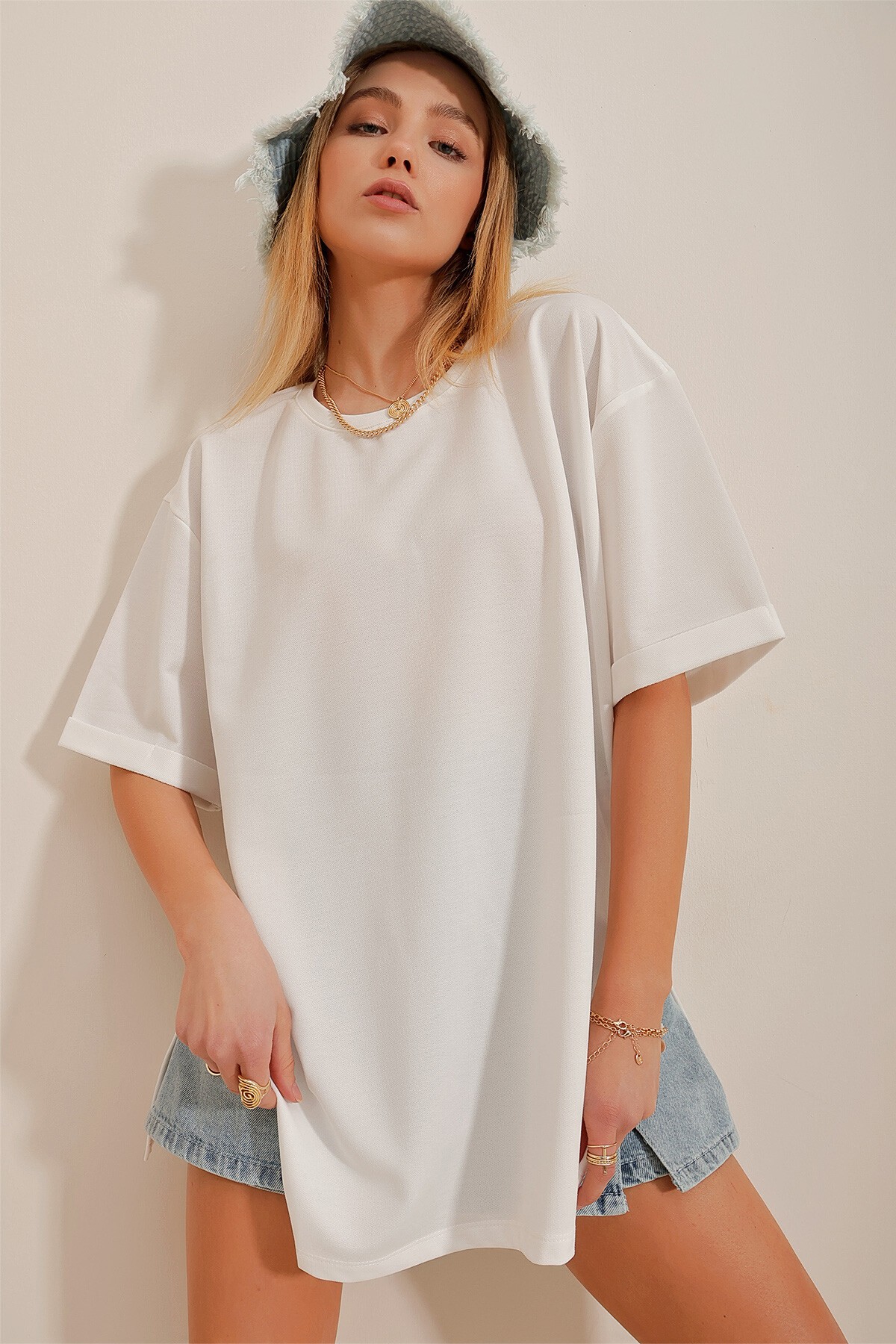 Beyaz Bisiklet Yaka Duble Kol İki İplik Yanı Yırtmaçlı Oversize T-Shirt