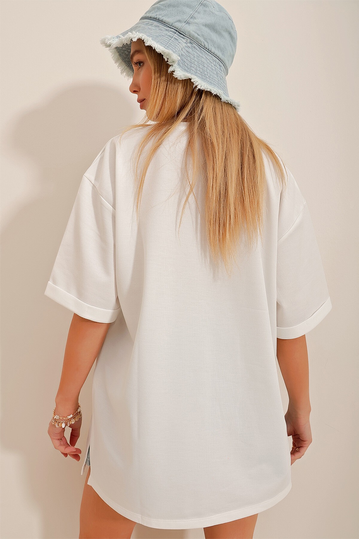 Beyaz Bisiklet Yaka Duble Kol İki İplik Yanı Yırtmaçlı Oversize T-Shirt