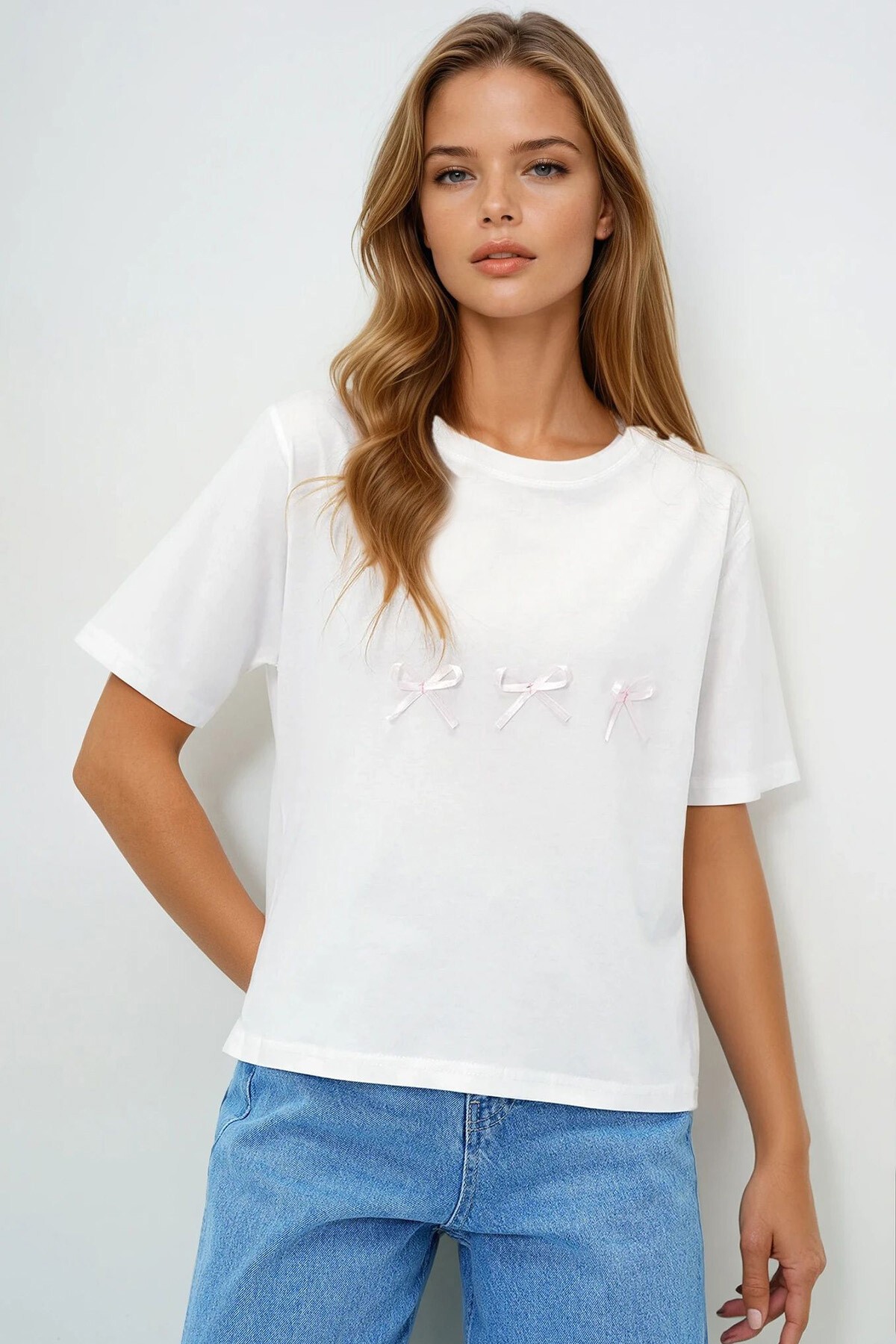 Beyaz Bisiklet Yaka Fiyonk Detaylı T Shırt