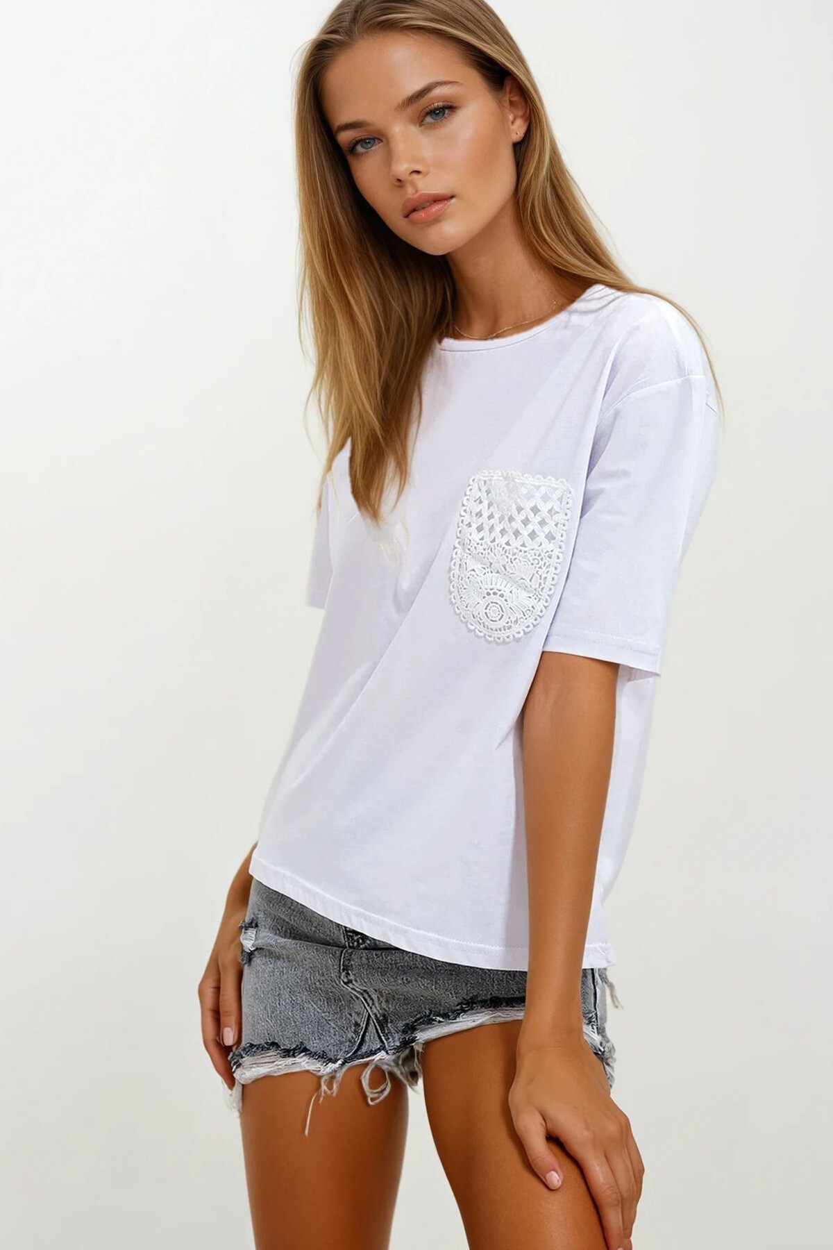 Beyaz Bisiklet Yaka Güpür Cepli T-Shirt