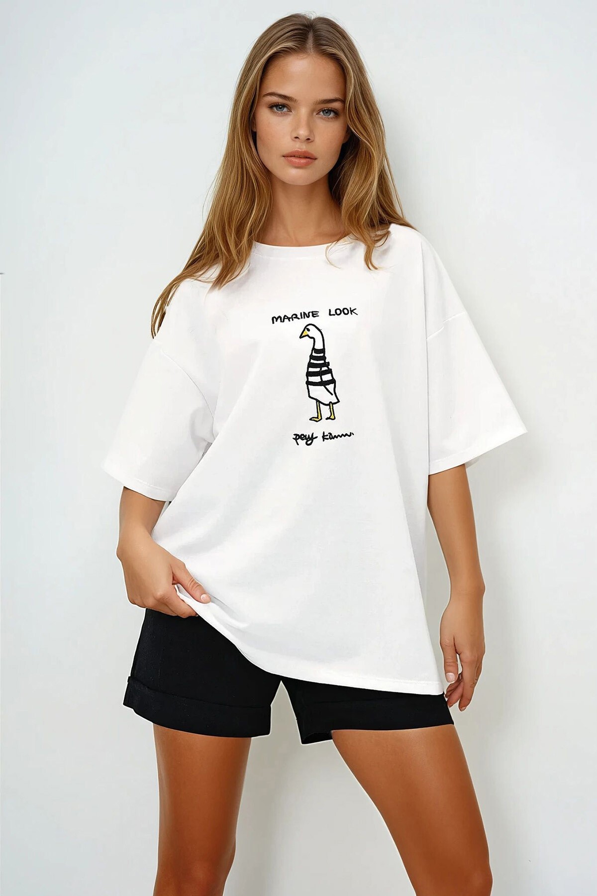 Beyaz Bisiklet Yaka Kaz Baskılı Basic T Shırt