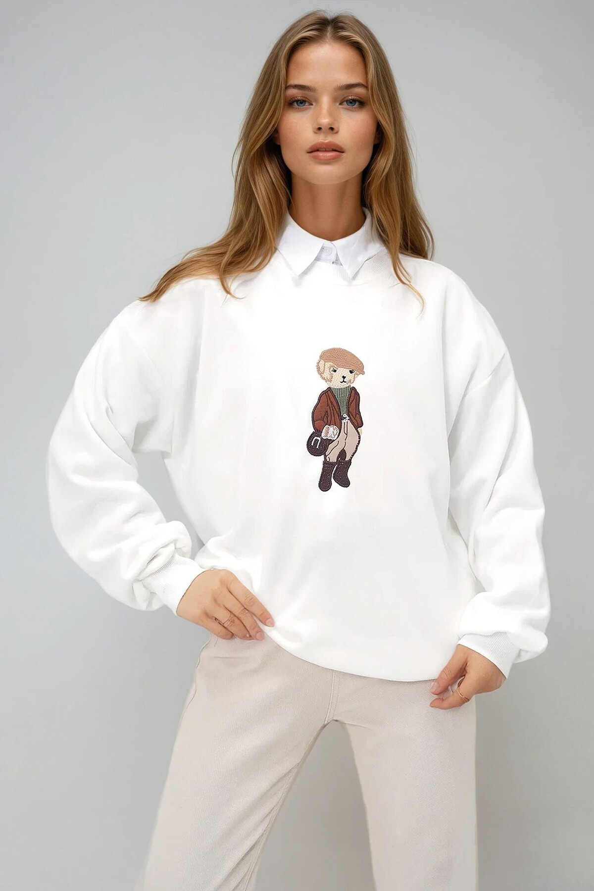 Beyaz Bisiklet Yaka Köpek Motifli İçi Şardonlu Kışlık Sweatshırt
