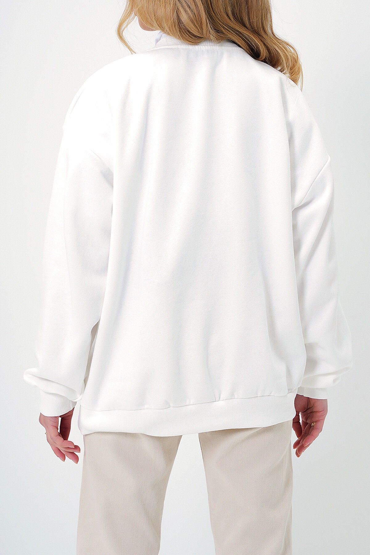 Beyaz Bisiklet Yaka Köpek Motifli İçi Şardonlu Kışlık Sweatshırt