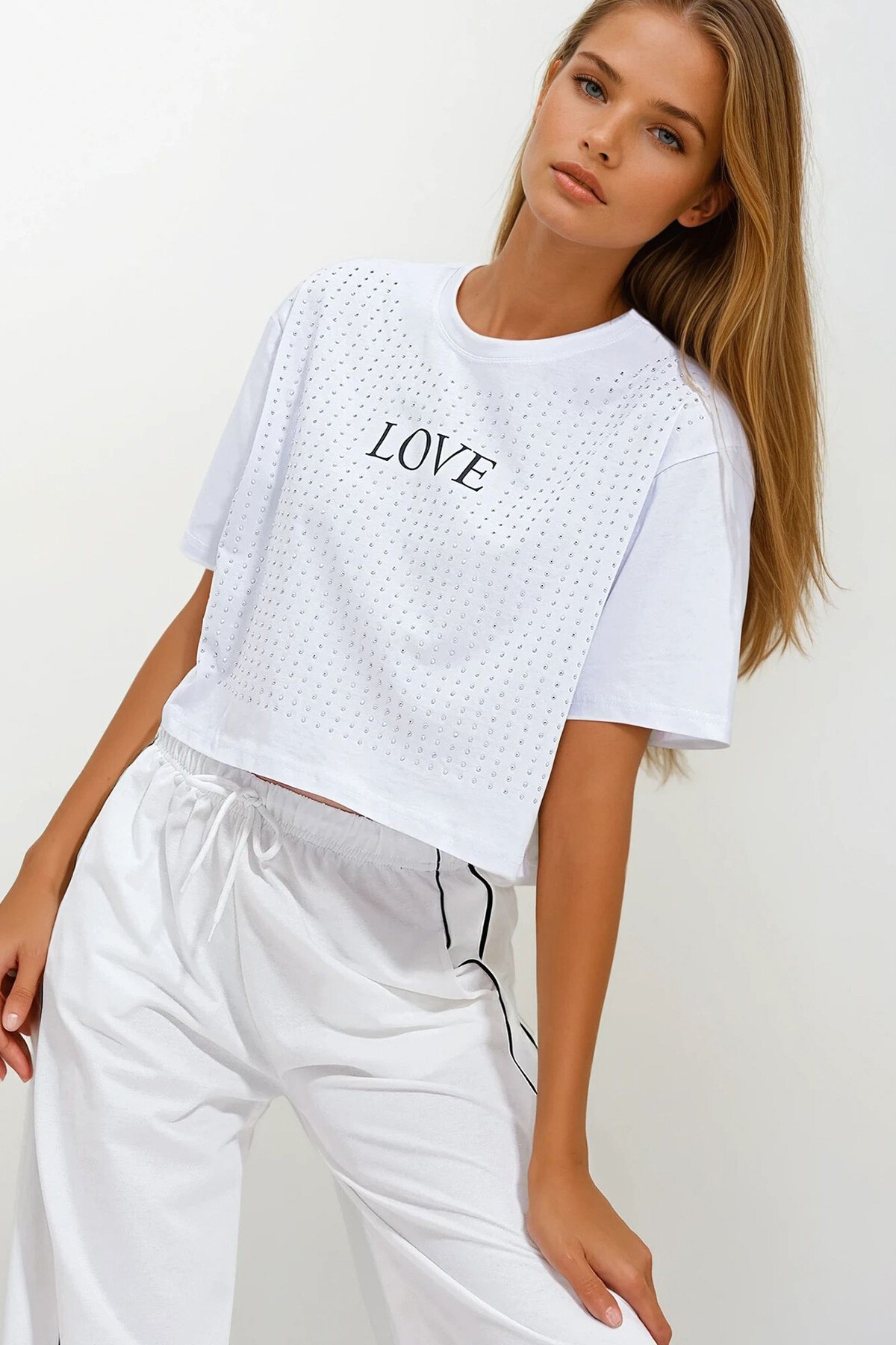 Beyaz Bisiklet Yaka Love Baskılı Taşlı Crop T-Shirt
