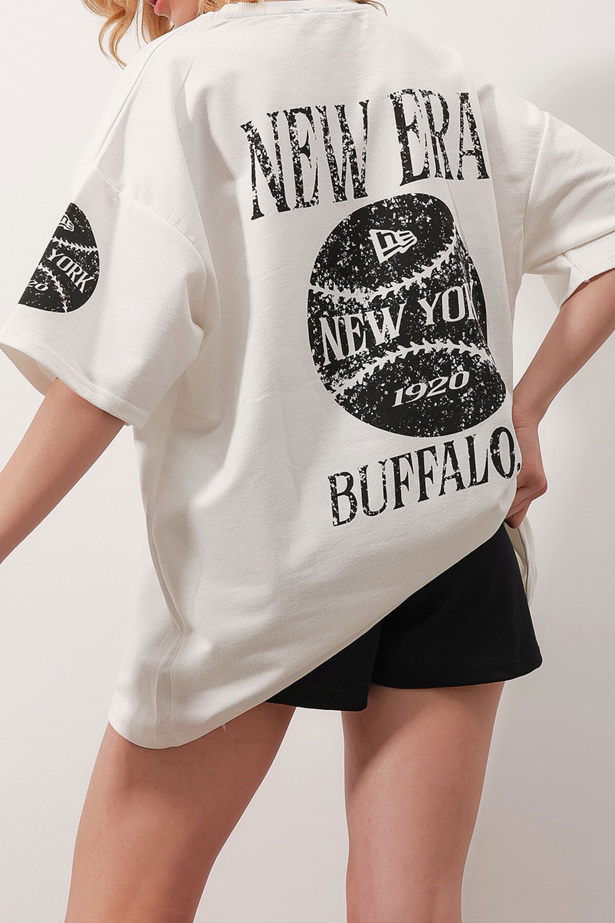 Beyaz Bisiklet Yaka Ön Ve Arka Dijital Baskılı İki İplik Unisex Oversize T Shirt