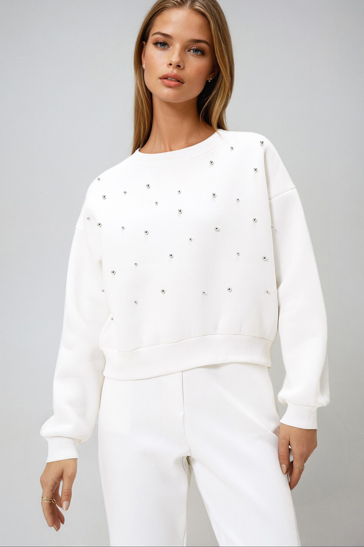 Beyaz Bisiklet Yaka Önü İnci Çakmalı Üç İplik Şardonlu Sweatshırt