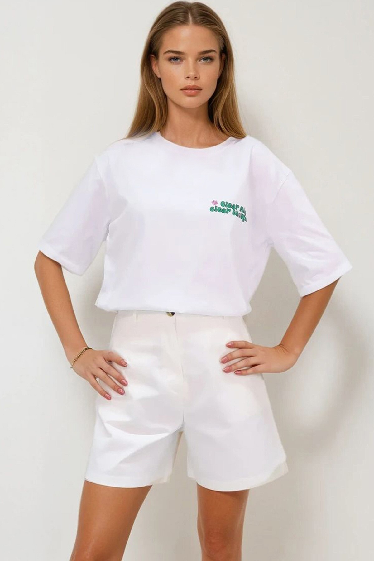 Beyaz Bisiklet Yaka Önü Ve Arkası Flok Baskılı %100 Pamuk Oversize T Shirt