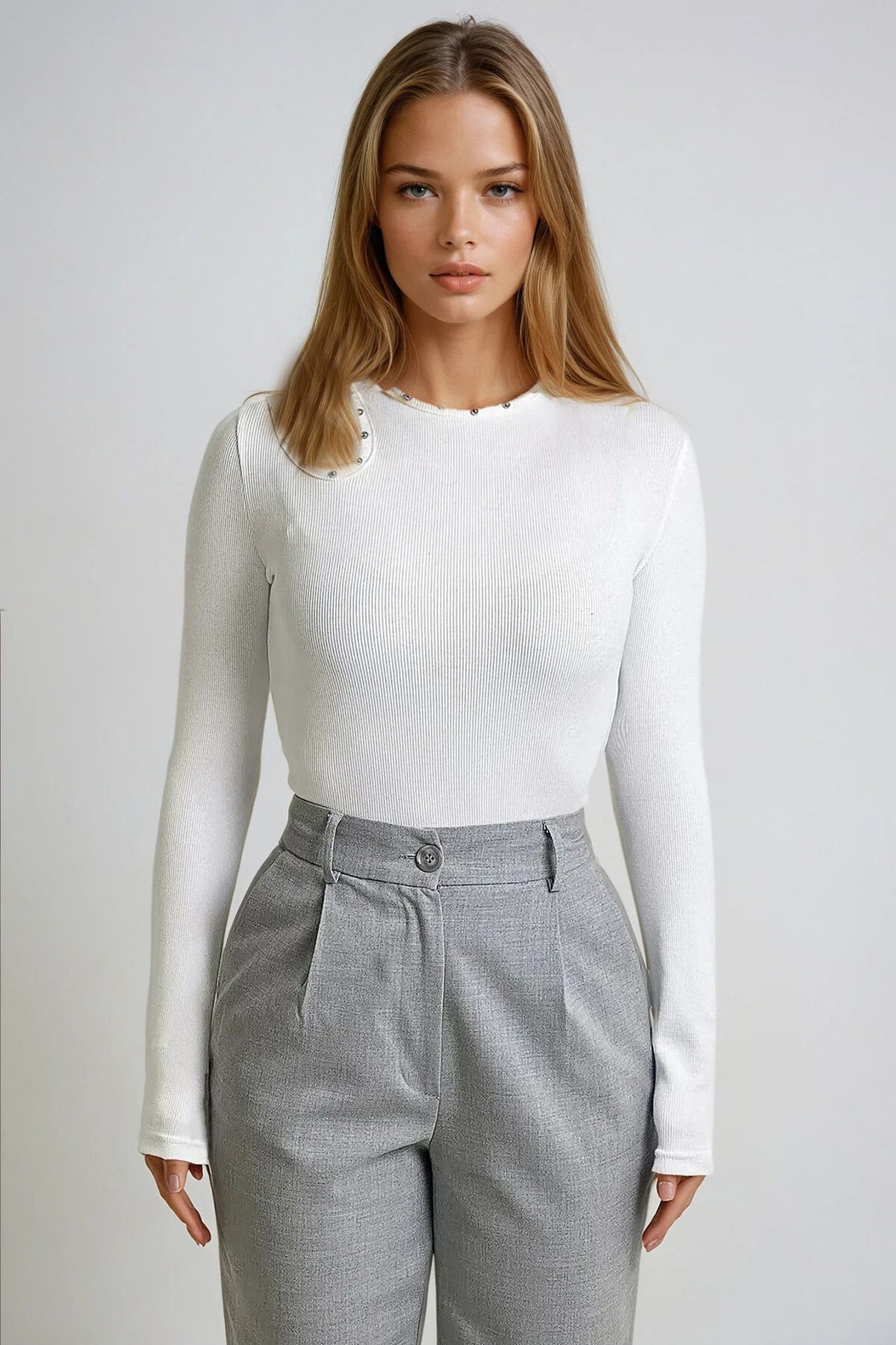 Beyaz Bisiklet Yaka Out Cut Kesimli İnci Çakmalı Fitilli Örme Bluz