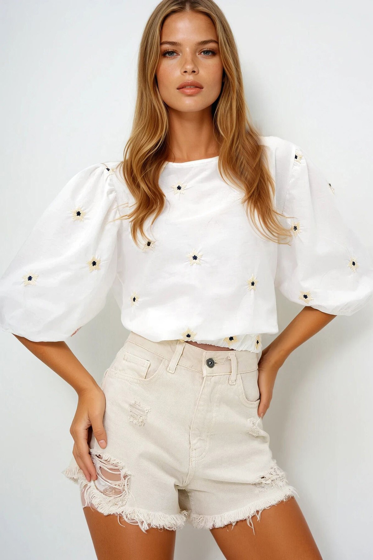 Beyaz Bisiklet Yaka Outcut Kesim Nakış İşlemeli Crop Keten Bluz