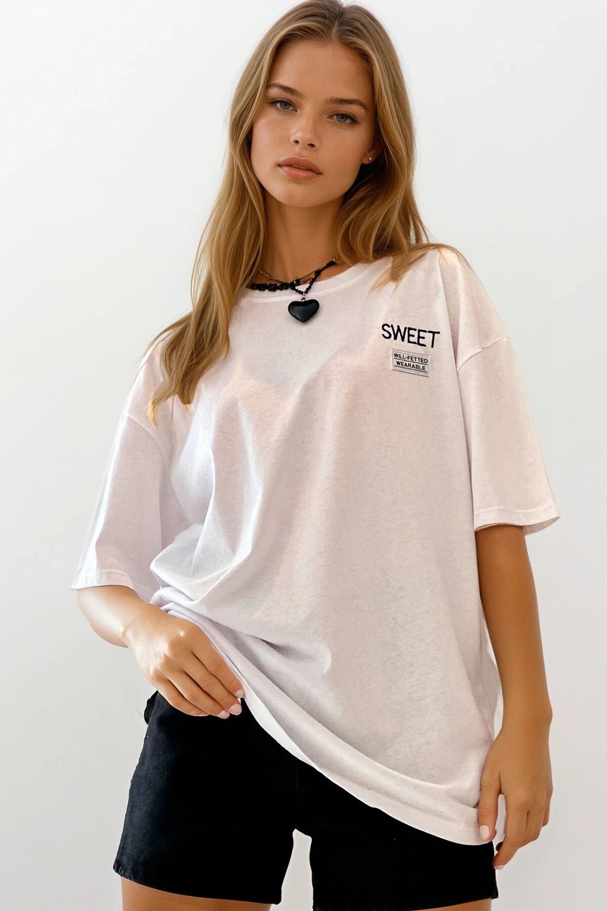 Beyaz Bisiklet Yaka Sweet Nakışlı Oversize Unisex T-Shirt