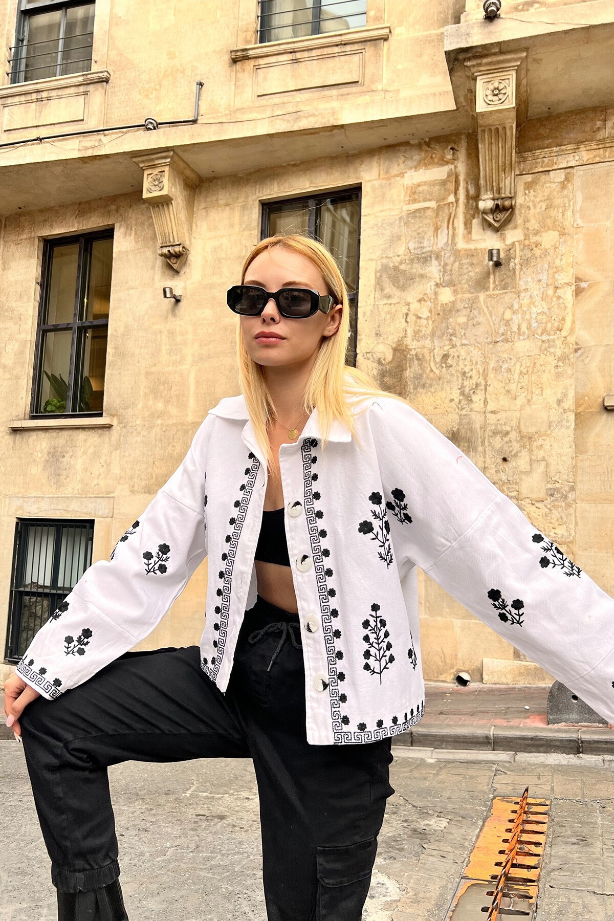 Beyaz Çiçek Nakışlı Düğmeli Denim Ceket