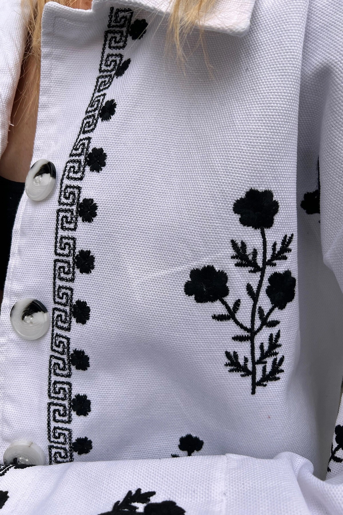 Beyaz Çiçek Nakışlı Düğmeli Denim Ceket