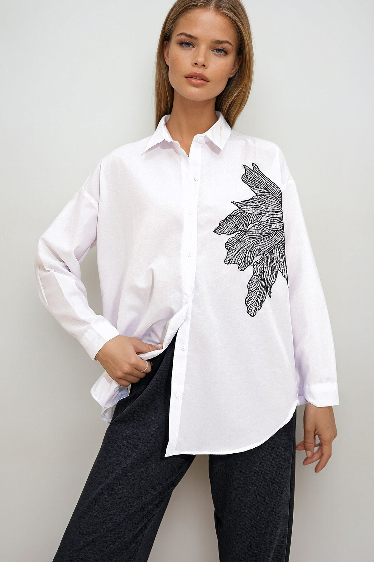 Beyaz Çiçek Nakışlı Oversize Dokuma Gömlek