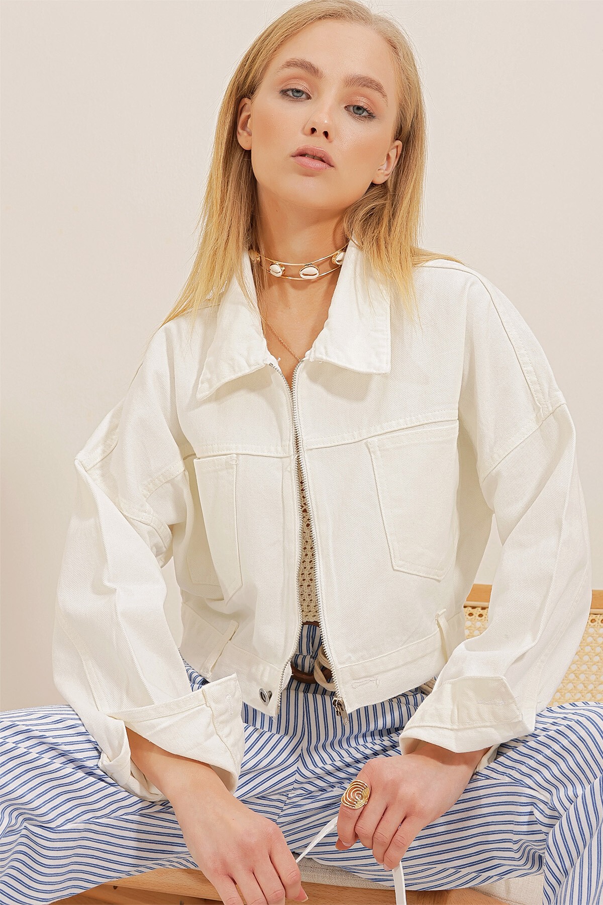Beyaz Çift Cepli Fermuarlı Crop Denim Ceket