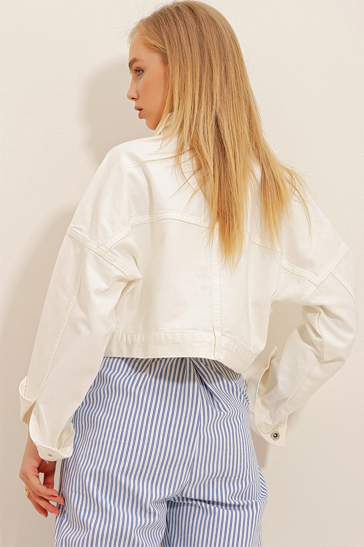 Beyaz Çift Cepli Fermuarlı Crop Denim Ceket