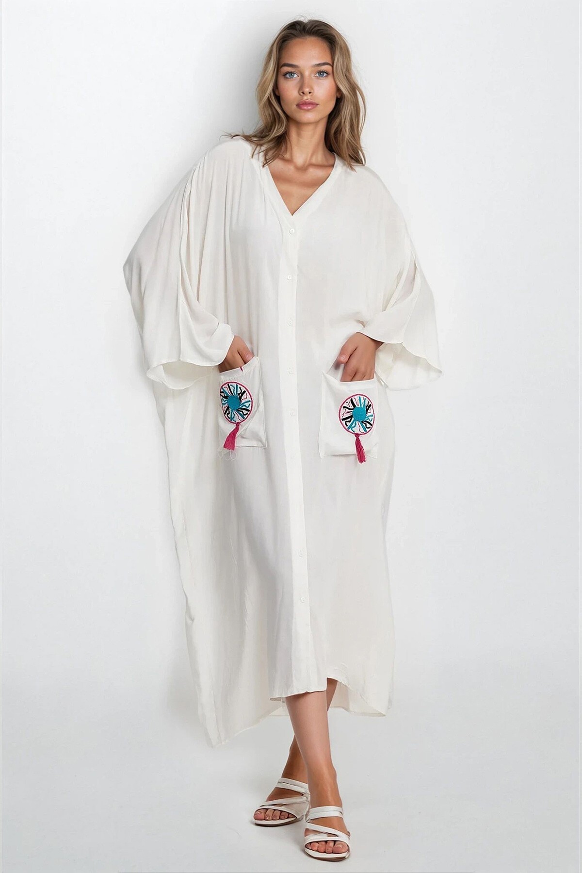 Beyaz Çift Cepli Nakışlı Düğmeli Büyük Beden Elbise