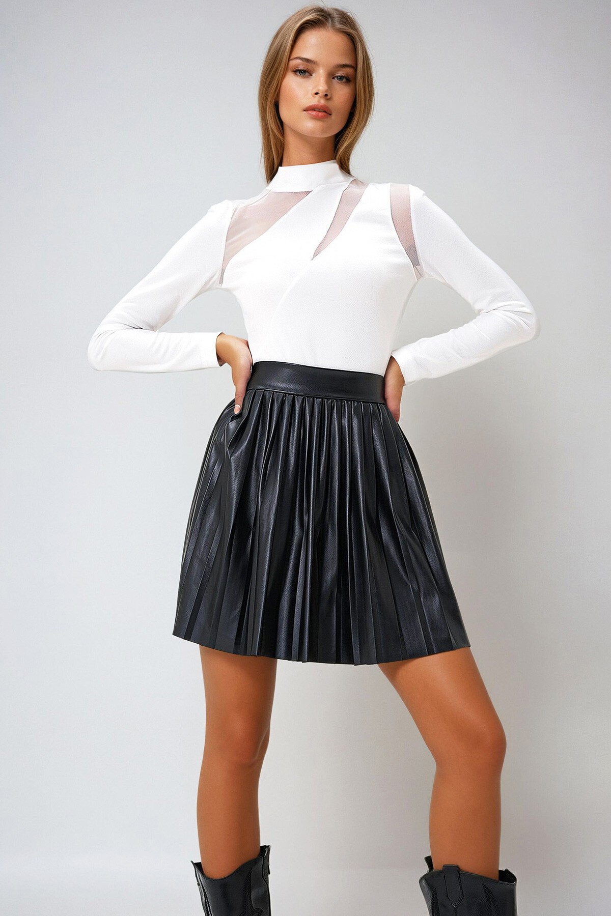 Beyaz Dik Yaka Cut Out File Detaylı Örme Crep Bluz