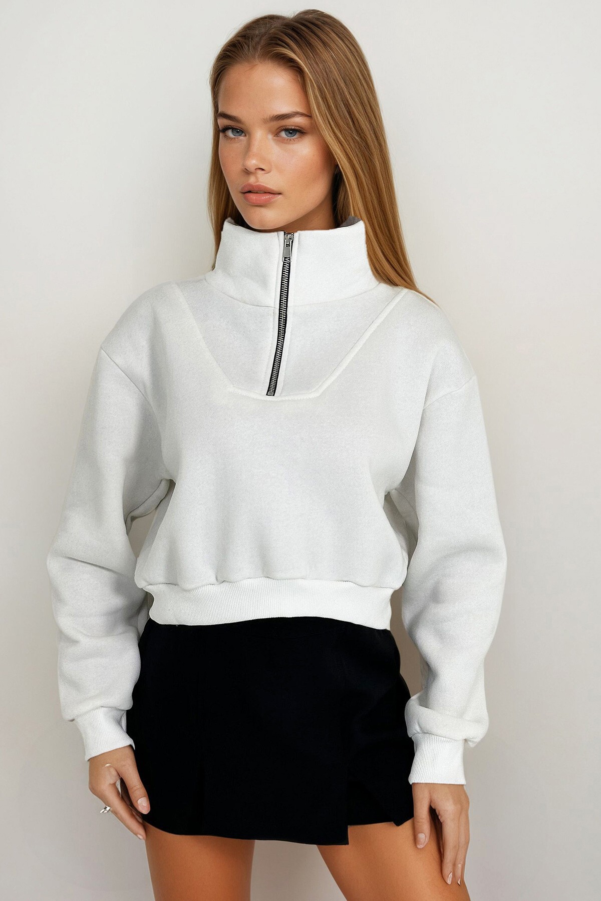 Beyaz Dik Yaka Fermuarlı Sweatshirt