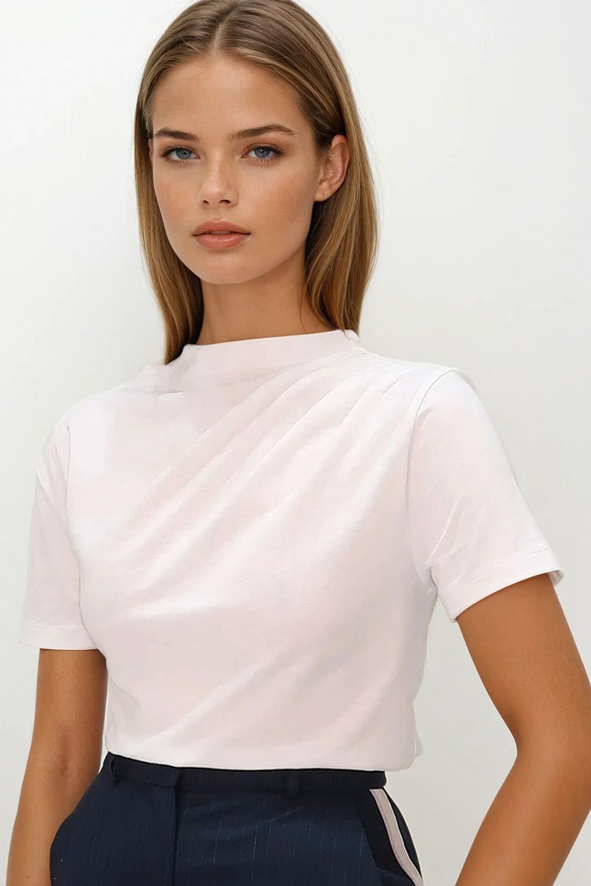 Beyaz Dik Yaka Omuzu Drapeli Cotton Bluz