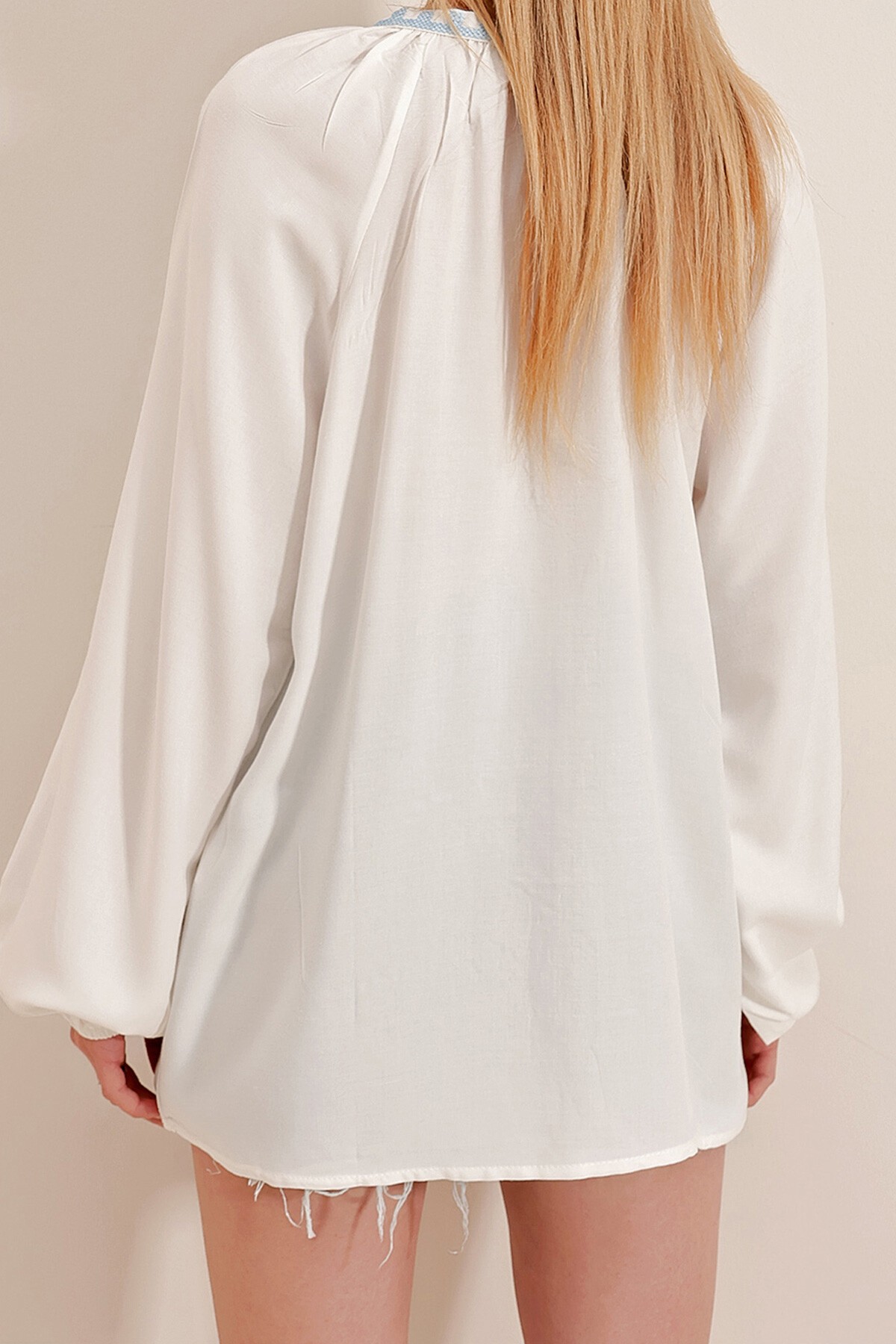 Beyaz Etnik Nakışlı Viskon Dokuma Bluz