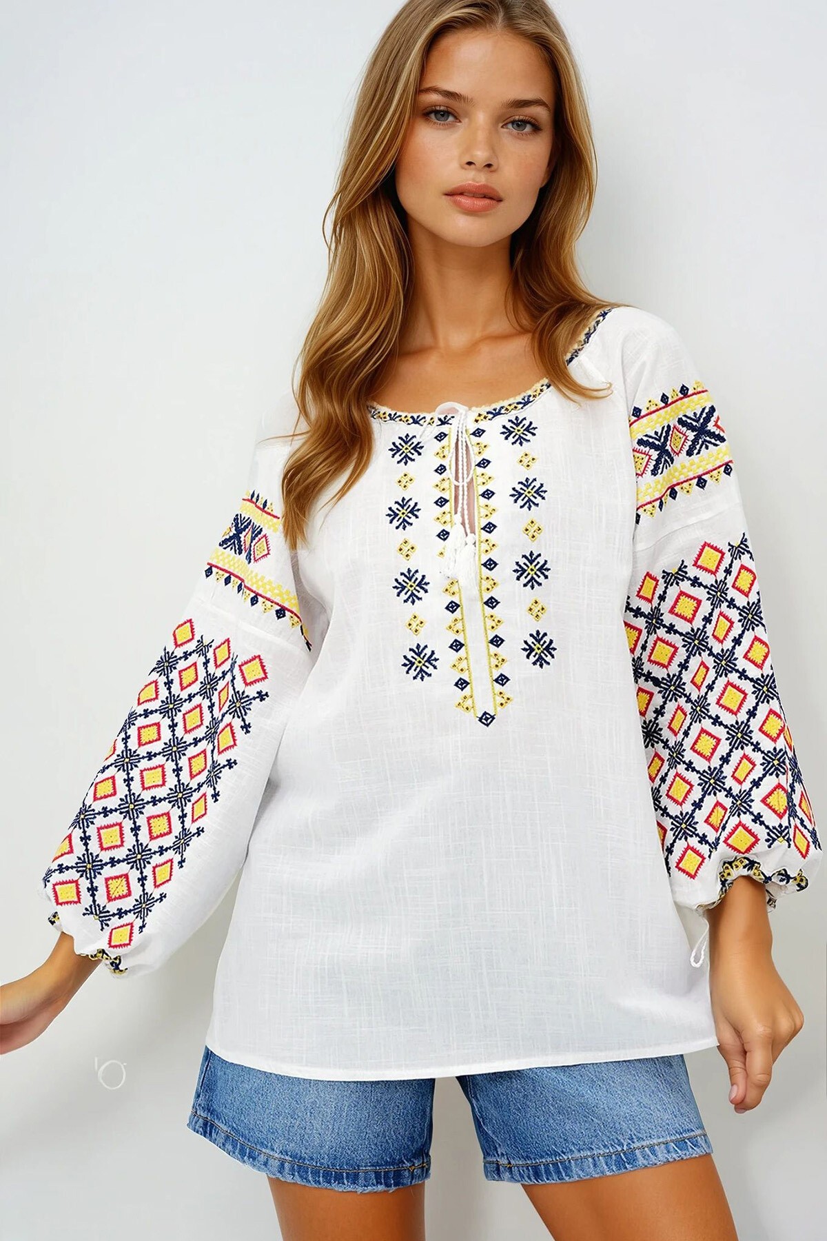 Beyaz Geniş Yaka Nakış İşlemil Yazlık Keten Bluz