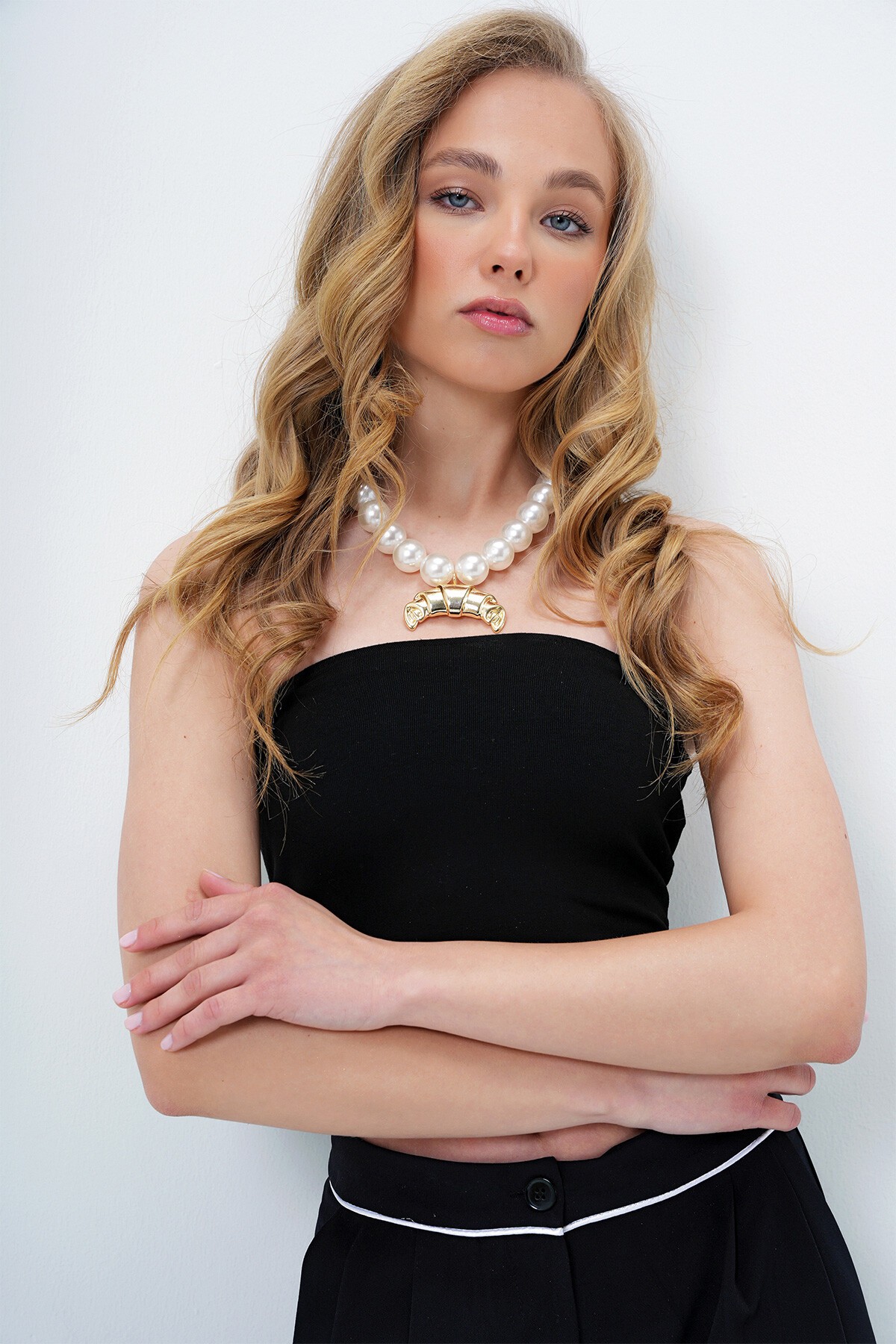 Beyaz Gold Aksesuar Detaylı Dev İnci Kolye