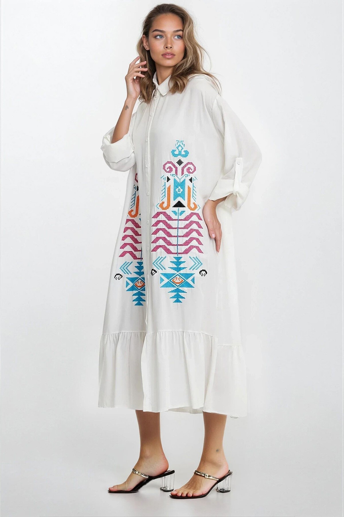 Beyaz Gömlek Yaka Düğmeli Nakış İşlemeli Eteği Fırfırlı Büyük Beden Elbise