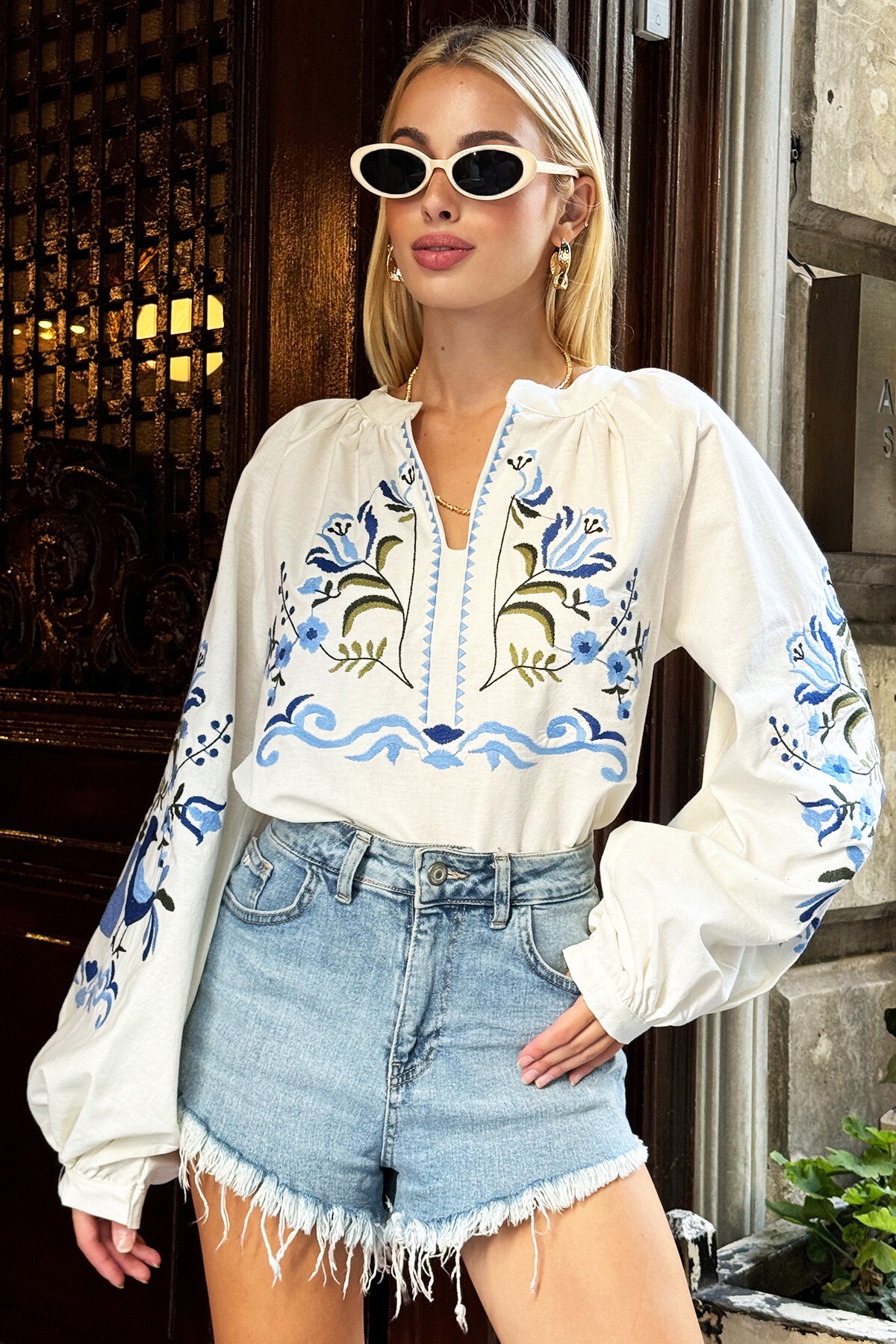 Beyaz Hakim Yaka Etnik Nakışlı Dokuma Bluz