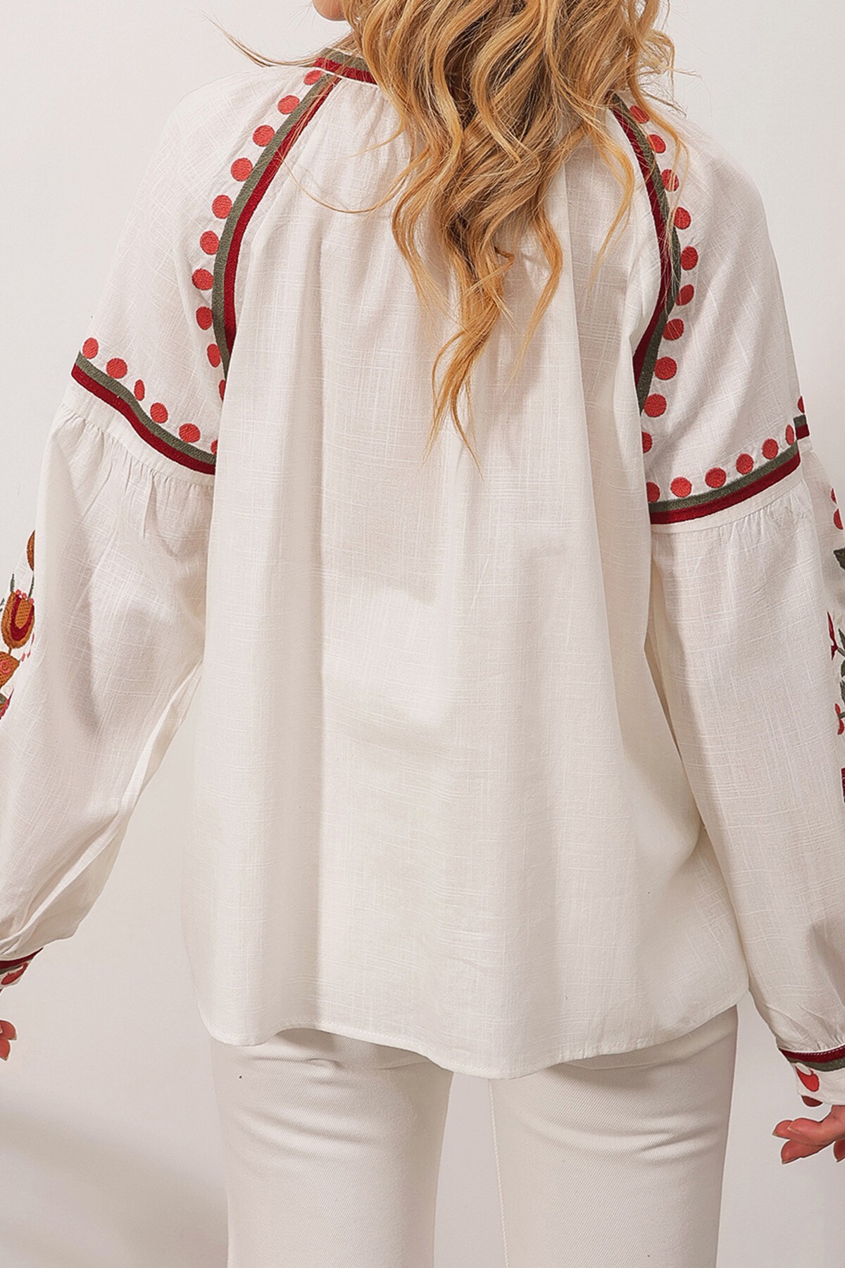 Beyaz Hakim Yaka Kolları Nakışlı Bağcıklı Oversize Keten Bluz